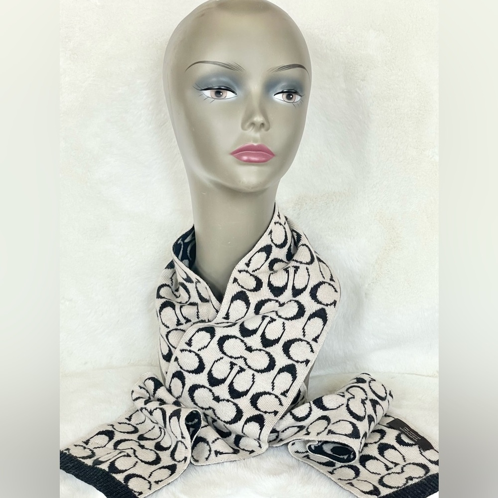 Like New COACH SIGNATURE REVERSIBLE SCARF BLACK & CREAM logo patch  in cream